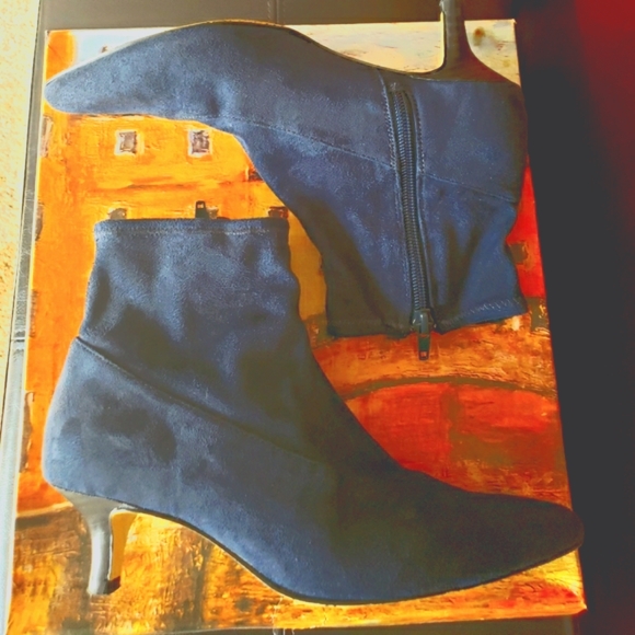 Bella Vita Stephanie II Ankle Kitten Heel Booties - Picture 5 of 7